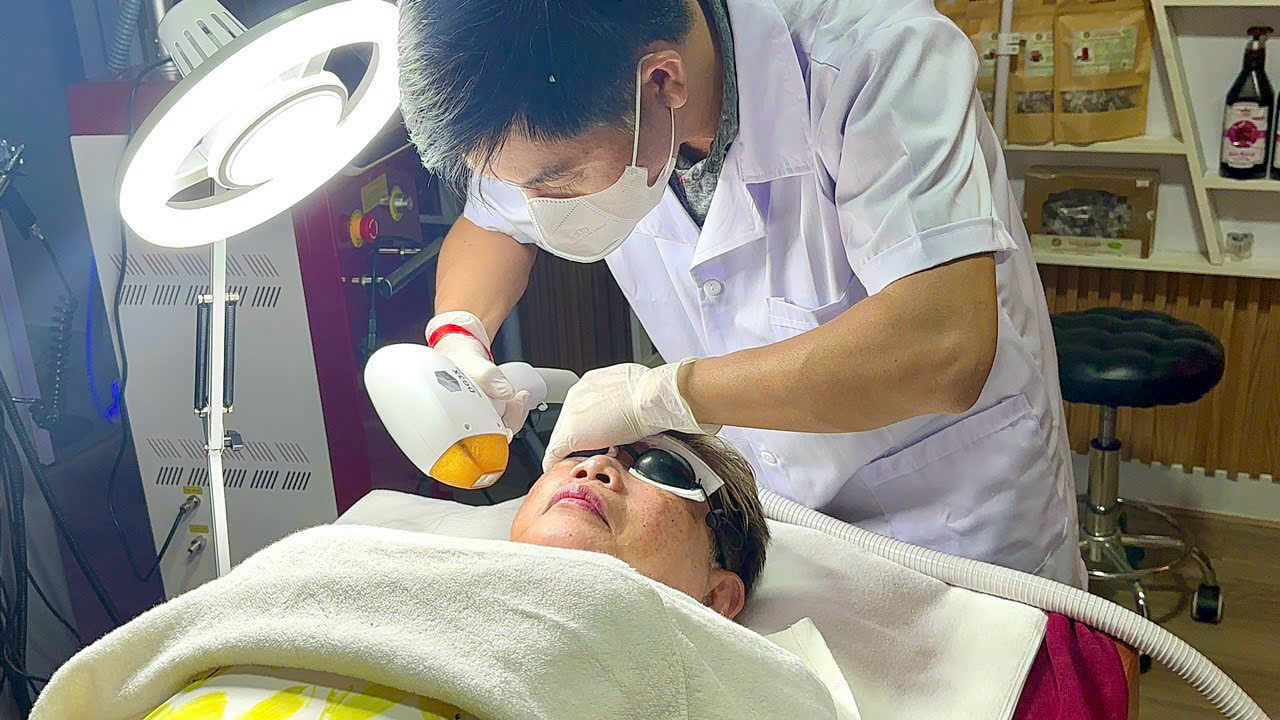 TUYỂN SINH KHOÁ ĐÀO TẠO ÚNG DỤNG CÔNG NGHỆ LASER TRONG CHĂM SÓC DA 